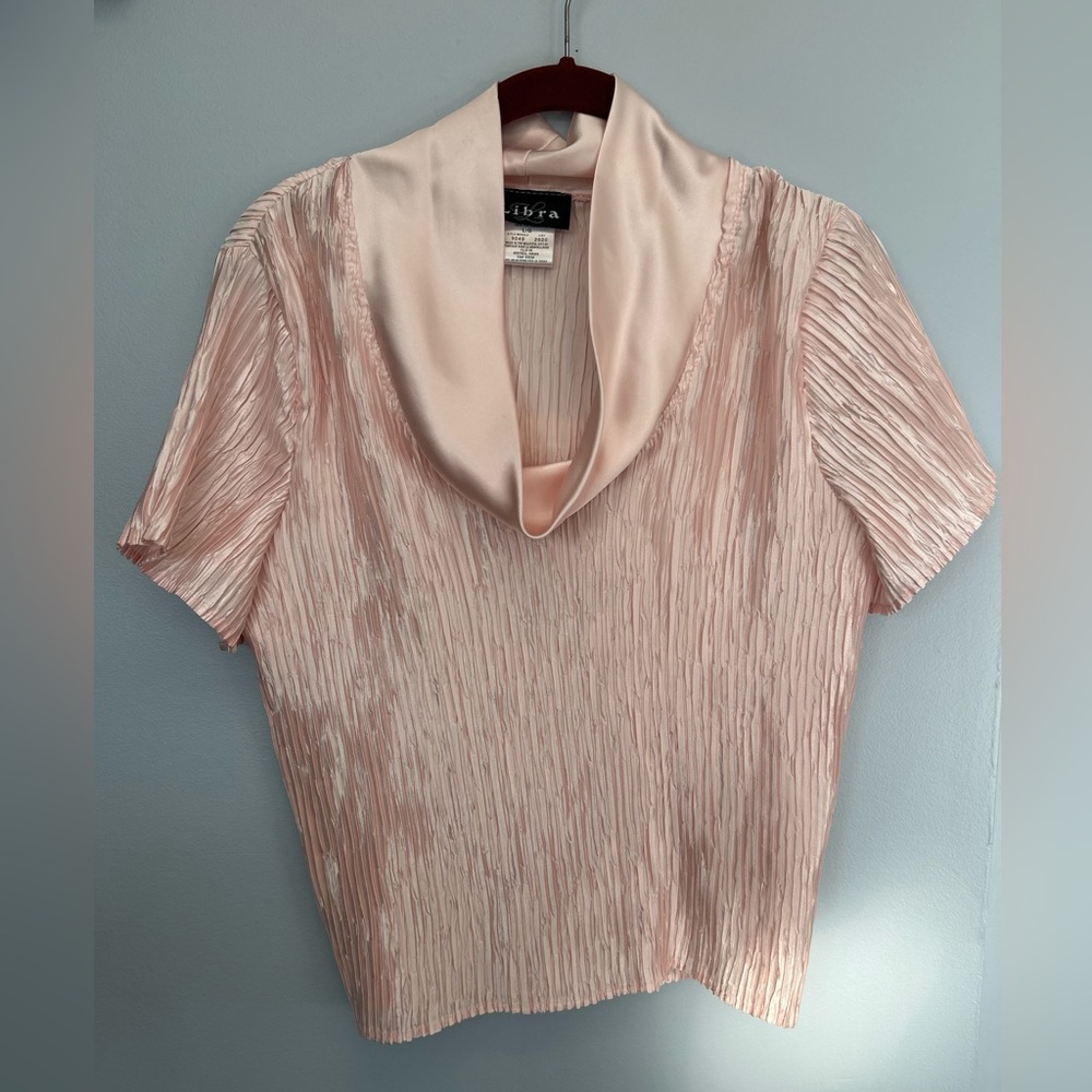 🍁🍁LIBRA  size small silky pink top vintage